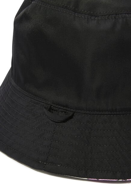 قبعة باكيت بتصميم وجهين بنقشة مرسومة لشعار الماركة